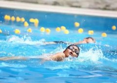 游泳成多地体育中考项目 夏季学游泳要注