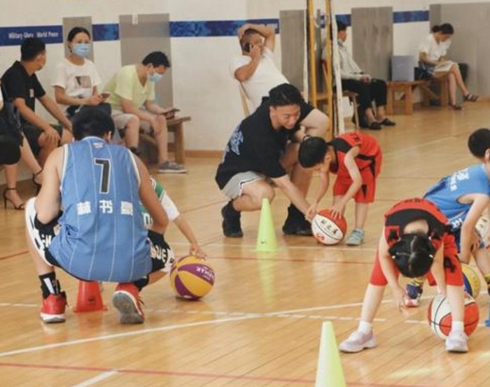 重庆强盛篮球培训班倒闭 一家长为了儿子花1000万买下