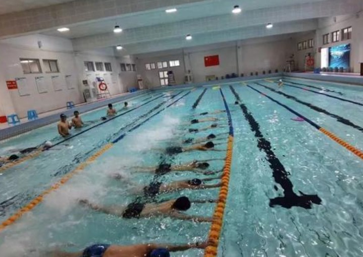2023杭州体育中考游泳项目开考与国家级运动员比拼